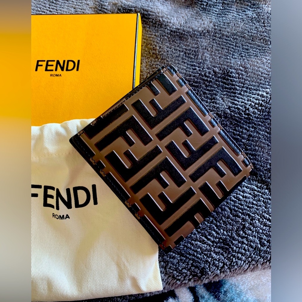 Brand new Authentic Fendi wallet can be unisex